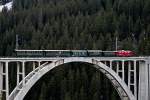 Ge 4/4 I 610 fährt mit dem historischen  Cla Ferrovia  Nostalgiezug zur Adventszeit mit den Kindern ins Lichterland...