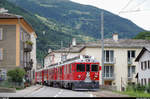 Eng ist es in Sant'Antonio, wo sich die Berninabahn auf der Strasse zwischen den Häusern durchschlängelt.