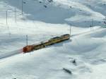 Berninatriebwagen ABe 4/4 Nr.34 und 30 mit 2 AW am 17.02.07 auf der Fahrt zur Station Ospizio-Bernina(2256 m..M.)Hintendran hngt noch der Schneerumer X 9132