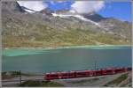 BEX 951 mit ABe 8/12 3510 vor dem Lago Bianco und dem Cambrenagletscher, der in diesen heissen Tagen wieder ein ganzes Stück weggeschmolzen ist.