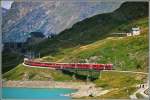 R1625 mit Allegra ABe 8/12 3501 auf der Brücke am See zwischen Ospizio Bernina und Alp Grüm. (27.07.2015)