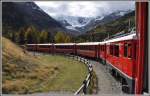 R1629 mit den beiden ABe 4/4 III 52  Brusio  und 53  Tirano  in der Montebellokurve mit dem Morteratschgletscher im Hintergrund.