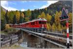 Berna Express 976 mit den ABe 4/4 III 55  Diavolezza  und 54  Hakone  auf der Brücke Ova da Morteratsch. (08.10.2015)