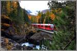 Bernina Express 961 mit ABe 8/12 3515 auf der Brücke Ova da Bernina mit dem nebelverhangenen Morteratschgletscher im Hintergrund.