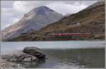 R1652 mit ABe 8/12 3509 auf der des Lago Bianco auf der Brücke am See kurz vor der Station Ospizio Bernina mit  dem Piz Albris 3169m im Hintergrund.