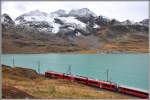 Noch ist er zu sehen, der Gletscher am Piz Cambrena jenseits des Lago Bianco. R1633 mit Allegra ABe 8/12 3509 kurz vor Ospizio Bernina. (07.10.2015)