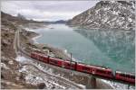 Bernina Express 951 mit Abe 8/12 3504 und gefrorenem Lago Bianco bei Ospizio Bernina.