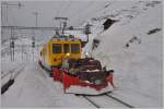 Endlich hat es etwas Schnee gegeben auf dem Berninapass und der Spurpflug Xk9143 wird gegen die Schneeverwehungen entlang des Lago Bianco eingesetzt.