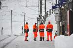 Schneeräumung in Ospizio Bernina. Neben allerlei Maschinen ist nach wie vor Handarbeit gefragt. Nach getaner Arbeit dürfen die Hände aufgewärmt werden. (14.01.2016)