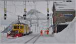 Spurpflug Xk9143 und Xe 4/4 23201 mit dem Flachwagen kommt zur Mittagspause nach Ospizio Bernina zurück.