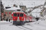 R1625/BEX953 mit den ABe 4/4 III 55  Diavolezza  und 52  Brusio  machen Halt in Alp Grüm. (14.01.2016)