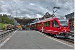 UNESCO Welterbetag bei der RhB. Bernina Express 951 aus Chur mit ABe 8/12 3505 beim kurzen Halt in Pontresina. (12.06.2016)