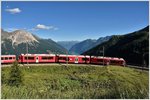 R1649 mit ABe 8/12 3505 verlässt Alp Grüm Richtung Puschlaversee im Hintergrund.