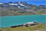R1633 beim Halt in Ospizio Bernina 2253m mit Blick auf den Lago Bianco und den Cambenagletscher. (06.09.2016)