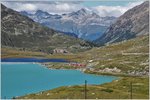 R1633 mit einem Allegra nähert sich Ospizio Bernina 2253m und passiert die drei Seen Laj Pitschen, Laj Ner und Lago Bianco. (06.09.2016)