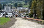 Die Vorbereitungen für die Doppelspur und Kreuzungsgleise Richtung Privilasco sind in vollem Gang. Blick auf den Bahnhof Poschiavo, der in Zukunft nur noch über einen Hausperron verfügen wird. (09.10.2016)