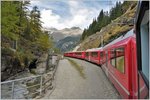 Der R 1621 nach Tirano verlässt die Hochebene bei Cavaglia. Links ist der Treppenaufgang zu den Gletschermühlen zu sehen. (09.10.2016)