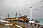 Bei regnerischem Morgenwetter fährt das RhB Bernina Krokodil Nr.182 mit dem Montebello Express am Lago Bianco vorbei.Bild vom 15.10.2016