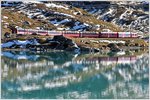 Bahnoldtimer-Wochenende im Engadin.Bernina-Express 951 mit einem ABe 8/12 fährt dem Lago Bianco entlang Richtung Ospizio Bernina.