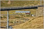 Bahnoldtimer-Wochenende im Engadin. Bellavista Express mit der Ge 4/4 182 auf der Alp Bondo zwischen Ospizio Bernina und Bernina Lagalb. Im Vordergrund die Obere Berninabachbrücke.(16.10.2016)