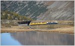 Bahnoldtimer-Wochenende im Engadin.Montebello-Express mit den beiden ABe 4/4 I 30 und 34, sowie dem Pianobar Wagen WR-S 3820 zwischen Ospizio Bernina und Bernina Lagalb. Im Vordergrund ist der Lej Nair und vor dem Eingang der Arlas Galerie der Lej Pitschen zu sehen.(16.10.2016)