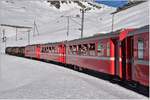 R1633 mit ABe 8/12 3506 am Ufer des schwarz gefrorenen Lago Bianco kurz vor Ospizio Bernina. Ein Fotosujet erster Güte. (07.12.2016)