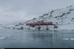 ABe 4/4 III 55  Diavolezza  und 54  Hakone  fahren am 20. Dezember 2016 mit dem kurzen Regio 1629 von St. Moritz nach Tirano dem gefrorenen Lago Bianco entlang.