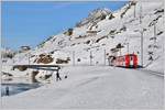 R1640 mit ABe 8/12 3514 am schwarz gefrorenen Lago Bianco bei Ospizio Bernina.