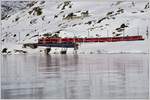 R1644 mit einem Allegra ABe 8/12 am gefrorenen Lago Bianco bei Ospizio Bernina 2253m. (08.12.2016)