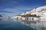 Im Sommer höchstens mit einem Schlauchboot möglich ist auch diese Aufnahme der beiden ABe 4/4 III 56 und 53, welche mit dem Regionalzug 1629 am 17.12.2016 von Ospizio Bernina Richtung Alp