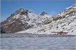 R1644 mit ABe 8/12 3515 auf der Brücke am zugefrorenen See bei Ospizio Bernina. Dahinter erhebt sich der Piz Albris. (22.12.2016)