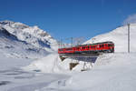 Am 15.01.2017 konnte der Regionalzug 1625 mit dem ABe 4/4 III 55 und dem ABe 4/4 III 51 an der Spitze bei klirrender Kälte zwischen Ospizio Bernina und Alp Grüm abgelichtet werden.