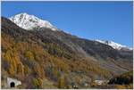 Wäre nicht die Autoverladestelle des Vereinatunnels am Fusse des Piz Linard 3410m, würde man den den R1937 kaum sehen. Aufnahmeort Bahnhof Susch. (31.10.2017)