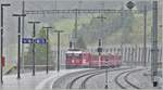 Bei strömendem Regen verlässt R1945 mit der Ge 4/4 II 615  Klosters  die neu verlegte Umsteigestation Sagliains Richtung Pontresina.