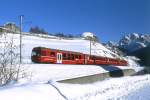 RhB - Regionalzug 1937 von Scuol nach Pontresina am 15.12.2007 kurz vor Ardez mit BDt 1757 - 2xB - A - E-Lok Ge 4/4 II  