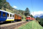 RhB EXTRAZUG fr RHTIA INCOMING 3227 von Zernez nach Scuol am 09.09.1994 in Guarda mit Oldtimer-E-Lok Ge 4/6 353 - WRS 3821 wird gekreuzt von REGIONALZUG 270 mit E-Lok Ge 4/4I 607 - Skl - D - 2AB -