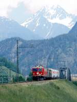 RhB GTERZUG 5246 von Scuol nach Samedan am 09.06.1993 bei Inn-Viadukt Zernez mit E-Lok Ge 4/4I 608 - Gbkv 5505 - Gbkv 5609 - Uce 8096 - Uce 8066 - Uce 8050 - Ucek 8065 - Uce 8068.