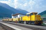 RhB Extra-GTERZUG 6246 von Saglians nach Zernez am 09.06.1993 in Zernez mit Fau 8765 - Fau 8768 - Fau 8764 - Fau 8766 - Fau 8767 - Fau 8769 - Diesellok Gmf 4/4 243. Hinweis: Zug bringt Vereina-Tunnel-Ausbruchmaterial in ein Zwischenlager bei Zernez zur weiteren Verarbeitung. Lok ist fr Fahrt zum Abladegleis bereits umgesetzt.
