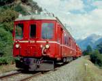 RhB EXTRAZUG FLIEGENDER RHTIER 3760 von Scuol nach Bever am 29.08.1996 kurz oberhalb Scoul mit Triebwagen ABe 4/4 503 - A 1251 - B 2301 - D 4054. Hinweis: Diese Kompo ist ein stilreiner Leichtschnellzug der RhB aus den 40er-Jahren, um die Reisegeschwindigkeit merklich zu steigern. An elektrischen Triebfahrzeugen gab es vorher nur Stangenloks mit maximal 45 km/h. Die Triebwagenserie bestand aus 4 Fahrzeugen mit den Nummern 501 bis 504. Heute ist bei Sonderfahrten nur noch der historischen 501er zu sehen. Der abgelichtete 503er wurde 2/1998 zum Steuerwagen umgebaut und 6/1998 abgebrochen.
