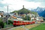 RhB EXTRAZUG FLIEGENDER RHTIER 3760 von Scuol nach Bever am 29.08.1996 kurz nach Ardez mit Triebwagen ABe 4/4 503 - A 1251 - B 2301 - D 4054. Hinweis: Diese Kompo ist ein stilreiner Leichtschnellzug der RhB aus den 40er-Jahren, um die Reisegeschwindigkeit merklich zu steigern. An elektrischen Triebfahrzeugen gab es vorher nur Stangenloks mit maximal 45 km/h. Die Triebwagenserie bestand aus 4 Fahrzeugen mit den Nummern 501 bis 504. Heute ist bei Sonderfahrten nur noch der historischen 501er zu sehen. Der abgelichtete 503er wurde 2/1998 zum Steuerwagen umgebaut und 6/1998 abgebrochen.
