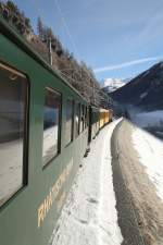 Engadiner Nostalgiefahrt 2011: Bei herrlichem Winterwetter zieht die Ge 4/6 353  Oerlikoner  ihren Sonderzug bei eisigen Temperaturen am dampfenden Inn entlang Richtung Suol-Tarasp.