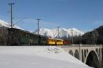 Engadiner Nostalgiefahrt 2011: Fotohalt vor dem Inn-Viadukt bei Cinuos-chel-Brail.