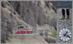 RE1342 auf dem Weg zum Vereinatunnel mit dem Kirchturm von Susch. (21.04.2012)