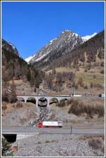 Der Weintransporter aus dem italienischen Veltlin ist abgeladen und setzt seine Fahrt fort Richtung Berninapass.Dahinter befindet sich die Bogenbrücke der Engadinerlinie über den Aval