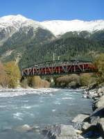 RhB Regionalzug 735 von St.Moritz nach Scuol am 07.10.1999 auf der Innbrcke bei Zernez mit E-Lok Ge 4/4II 625 - A 1228 - B 2344 -  B 2363 - D 42207. Hinweis: seit 22.11.1999 verkehren keine durchgehenden Planzge mehr von Scuol nach St.Moritz, gescanntes Dia
