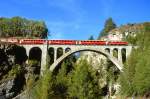 RhB Regionalzug 745 von St.Moritz nach Scuol am 07.10.1999 auf Val Tuoi-Viadukt mit E-Lok Ge 4/4 I 603 - A 1241 - B 2343 -  B 2359 - D 4201. Hinweis: seit 22.11.1999 verkehren keine durchgehenden Planzge mehr von Scuol nach St.Moritz, gescanntes Dia
