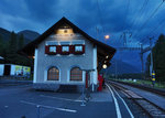 Blick auf den abendlichen Bahnhof Cinuos-Chel-Brail.
Aufgenommen am 21.7.2016.