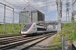 TGV Lyria 4419 durchfährt den Bahnhof Muttenz.