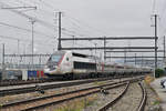 TGV Lyria 4418 durchfährt den Bahnhof Muttenz.