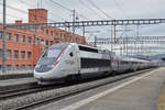 TGV Lyria 4403 durchfährt den Bahnhof Muttenz.